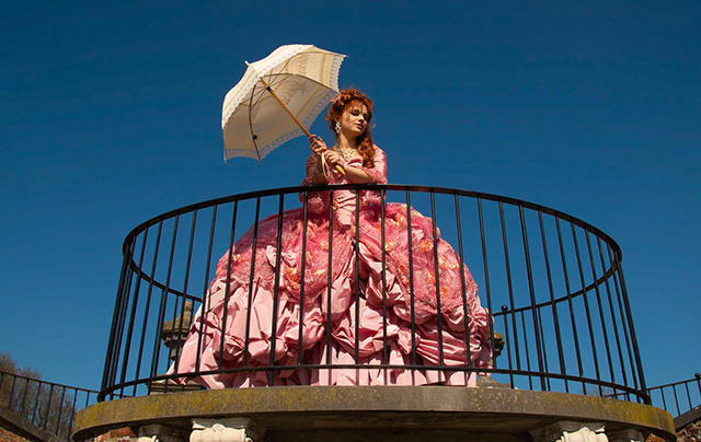 Robe princesse haute couture rose portée par une femme