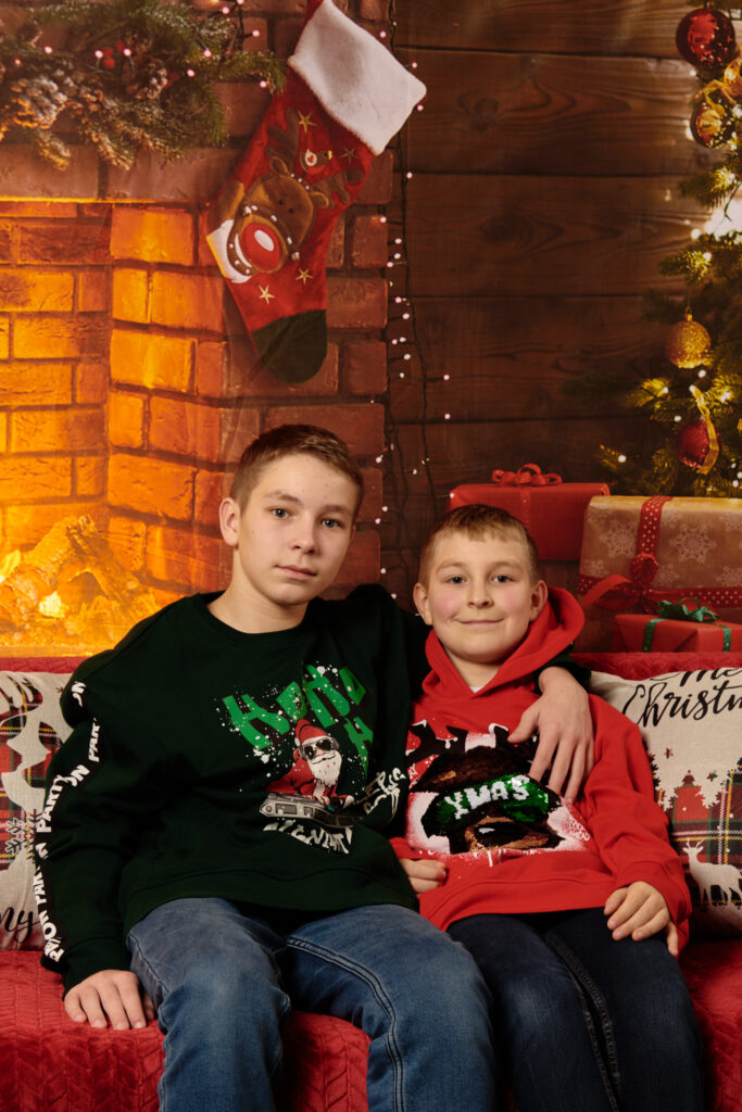 Deux garçons sur un canapé pendant la session de Noël