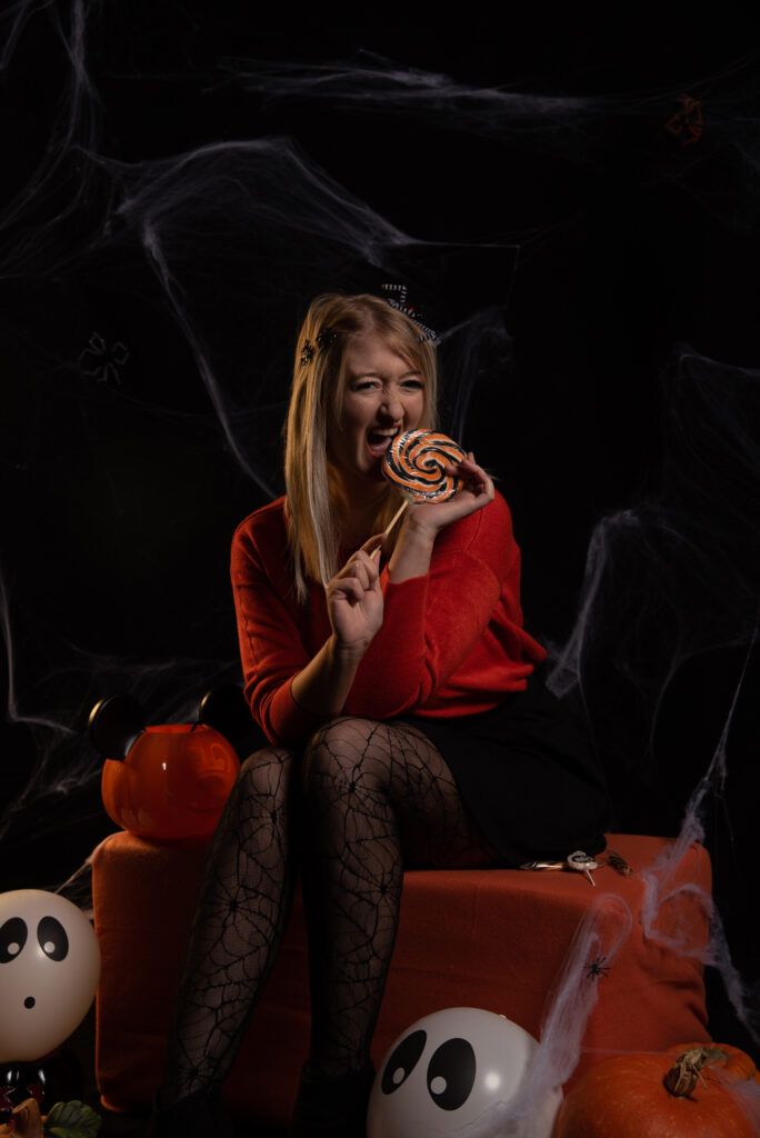 Une femme assise lors d'une séance à thème Halloween.